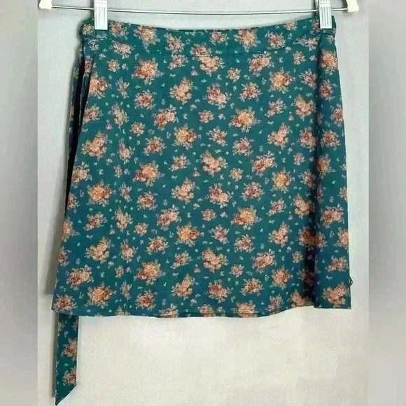 American Eagle Mini Floral Skirt (405) - Picture 7 of 11